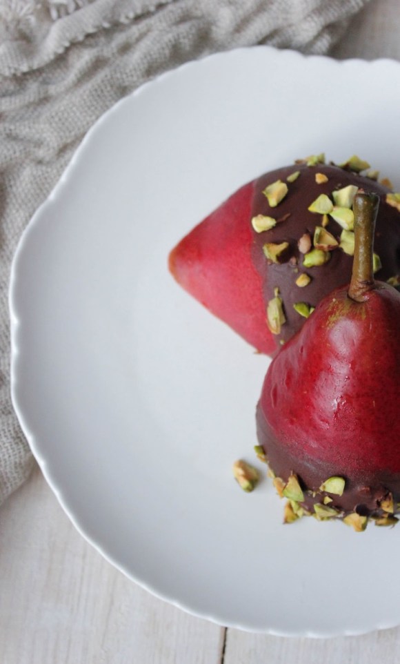 vanessahernandezphotography.blogspot.de:chocolate dipped pears with pistachios