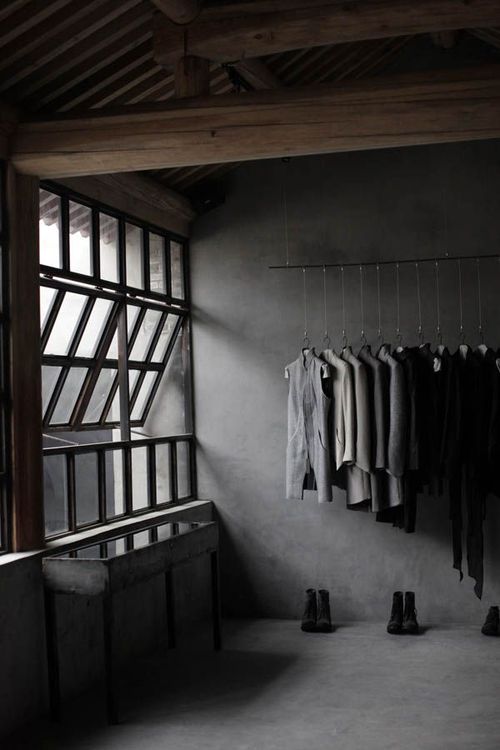 browndresswithwhitedots.tumblr.com