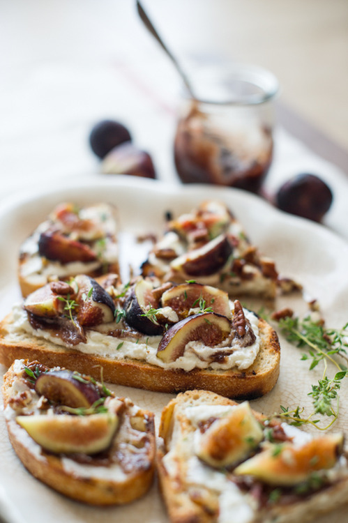 modernfoodie.tumblr.comBruschetta w:Ricotta Cheese & Fresh Figs