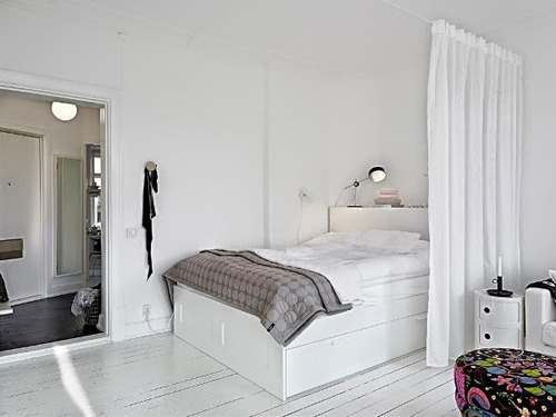 whiteandothercolors.tumblr.com