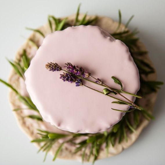 mlodazonka.pl minicake with almonds and lavendar